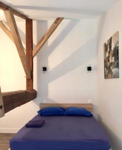ジョンザックにあるStudio Place Du Chateauのベッドルーム1室(屋根裏部屋に青いベッド1台付)
