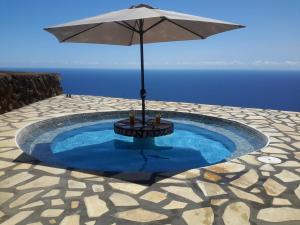 una sombrilla en la parte superior de una pequeña piscina en Cielo Y Mar, en Puntallana