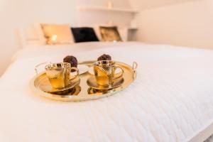 Posteľ alebo postele v izbe v ubytovaní GoldenEye Apartment Center