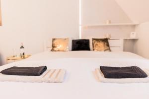 Posteľ alebo postele v izbe v ubytovaní GoldenEye Apartment Center