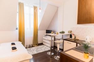 Posteľ alebo postele v izbe v ubytovaní GoldenEye Apartment Center