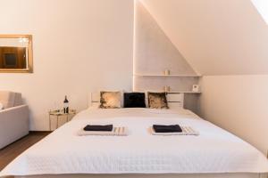 Posteľ alebo postele v izbe v ubytovaní GoldenEye Apartment Center