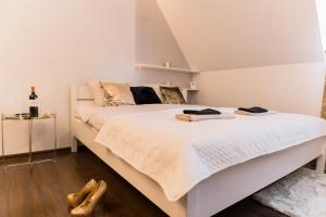 Posteľ alebo postele v izbe v ubytovaní GoldenEye Apartment Center