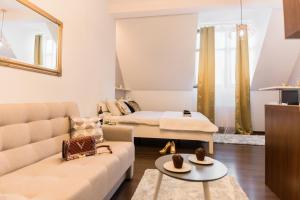 Posteľ alebo postele v izbe v ubytovaní GoldenEye Apartment Center
