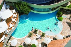 Бассейн в Hotel Waldorf- Premier Resort или поблизости