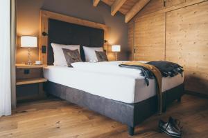 Postel nebo postele na pokoji v ubytování PUR Suites & Chalets