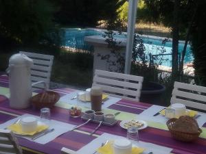 a table with a purple and white table cloth on it at L'Ensoleillee in Rosans