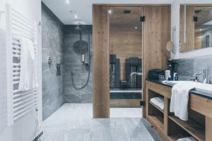 Koupelna v ubytování PUR Suites & Chalets