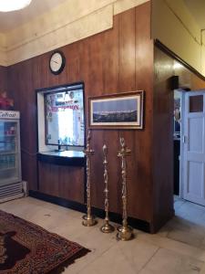 TV a/nebo společenská místnost v ubytování YMCA Tourist Hostel Shimla + 21 fotografií