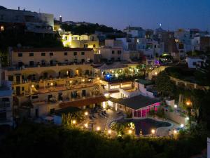 - Vistas a la ciudad por la noche con luces en Hotel Terme Saint Raphael, en Isquia