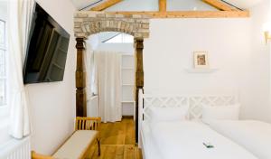 Postel nebo postele na pokoji v ubytování Landhaus Hotel Wolfratshausen