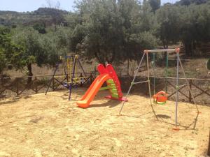een speeltuin met twee schommels en een glijbaan bij Villa Tiberio in San Mauro Castelverde