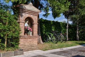a brick building with a window and two bikes at Casa Maria in Manerba del Garda