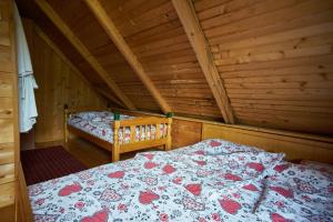 1 dormitorio con 1 cama en una cabaña de madera en Cottage Walnut en Kolašin