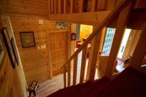 una vista aérea de una escalera en una cabaña de madera en Cottage Walnut en Kolašin