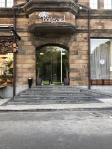 Muka bangunan atau pintu masuk Boulevard Hotel