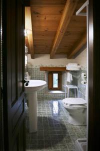 un baño con inodoro y lavabo en Hotel Rural La Puebla, en Orbaneja del Castillo