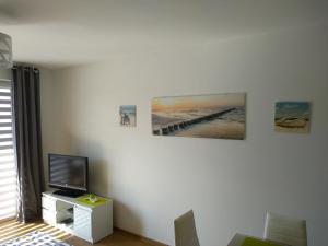 Televízia a/alebo spoločenská miestnosť v ubytovaní Apartament Limonkowy Kołobrzeg Podczele