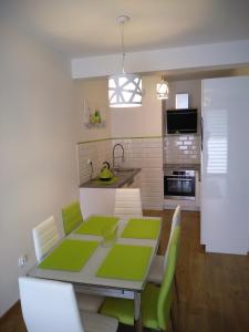 Kuchyňa alebo kuchynka v ubytovaní Apartament Limonkowy Kołobrzeg Podczele