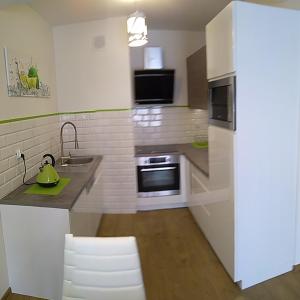 Kuchyňa alebo kuchynka v ubytovaní Apartament Limonkowy Kołobrzeg Podczele