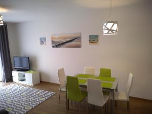 Televízia a/alebo spoločenská miestnosť v ubytovaní Apartament Limonkowy Kołobrzeg Podczele