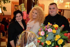 a man and woman standing next to a bouquet of flowers at U Schabińskiej - Jedzenie i Spanie w Jaśle in Jasło