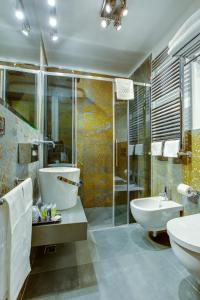 łazienka z umywalką, wanną i toaletą w obiekcie Solo Experience Hotel we Florencji +37 zdjęć