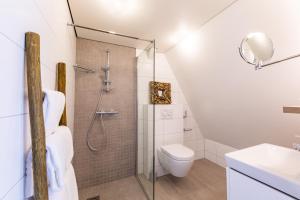 ein Bad mit einer Dusche, einem WC und einem Waschbecken in der Unterkunft Stadsvilla Mout Rotterdam-Schiedam in Schiedam