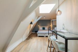 a bedroom with a bed and a glass table and chairs at Stadsvilla Mout Rotterdam-Schiedam in Schiedam