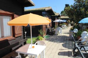 a table with an umbrella on a patio at Casa Janet in Cassibile
