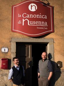twee mannen in de deuropening van een gebouw bij La Canonica Di Nusenna in Gaiole in Chianti