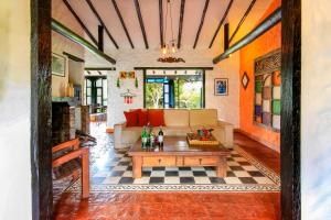 sala de estar con sofá y mesa en Casa San Nicolas, en Villa de Leyva