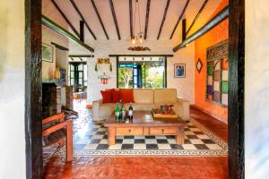 a living room with a couch and a table at Casa San Nicolas in Villa de Leyva