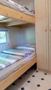 2 Etagenbetten in einem Zimmer mit Fenster in der Unterkunft Samson mobile house in Bled