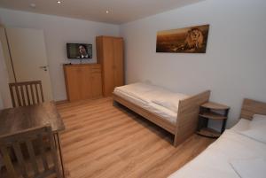 een kamer met een bed en een bureau. bij AB Apartment Objekt 109 in Ludwigsburg