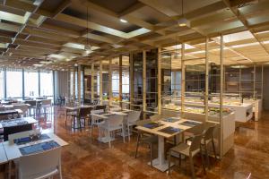 Reštaurácia alebo iné gastronomické zariadenie v ubytovaní Hotel Olympia Valencia
