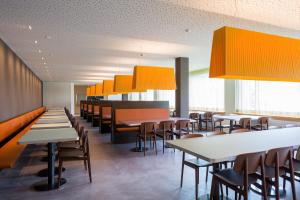 Un restaurante u otro lugar para comer en St. Moritz Youth Hostel