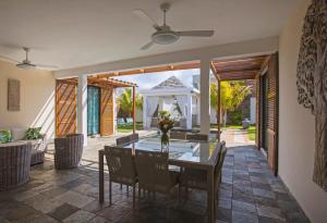 a dining room with a table and chairs at Marosalie in Pereybere