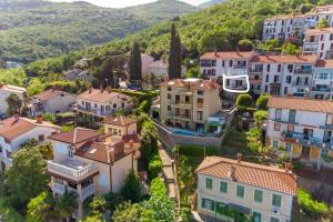 eine Luftaufnahme eines Dorfes mit Häusern in der Unterkunft Charming Hill Apartment in Opatija