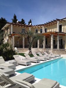 ein Resort mit einem Pool und Liegestühlen in der Unterkunft Hotel Baia dei Pini in Torri del Benaco