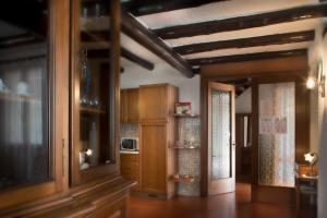cocina con armarios de madera y suelo de madera en La Campagnola - Casa Vacanze, en Torri di Quartesolo
