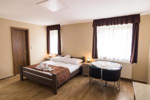 Ένα ή περισσότερα κρεβάτια σε δωμάτιο στο Cuha-gyöngye Apartmanház