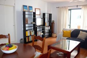 - un salon avec une table et un canapé dans l'établissement Atlanterra Beach Apartment, à Zahara de los Atunes