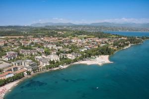 eine Luftansicht eines Resorts am Strand in der Unterkunft Hotel Europa in Desenzano del Garda