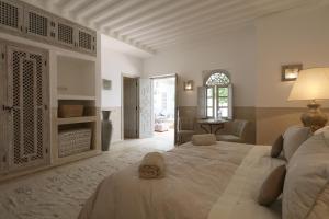 1 dormitorio con 2 camas y sala de estar en Medina Dream Riad Exclusive Rental, en Marrakech