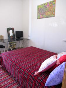 Televízia a/alebo spoločenská miestnosť v ubytovaní Single room in private house el rompido