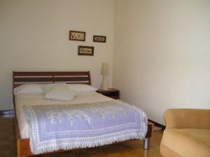 ビリャビシオサにあるSol 23のベッドルーム1室(ベッド1台、椅子、ソファ付)