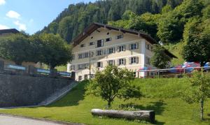 ラムサウにあるGasthof Oberwirtの緑地中の大きな建物