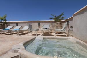 una pequeña piscina con sillas y mesa en Medina Dream Riad Exclusive Rental, en Marrakech