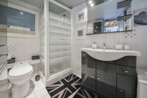 a bathroom with a sink and a toilet and a shower at Gîtes Casalé Di Vito in Longvilliers +36 photos